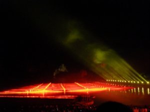 600 performers light show