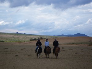 Patrik, Marius and guide ride off to the sand dunes