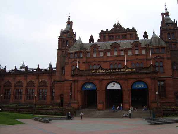 The Kelvingrove Museum from the Street