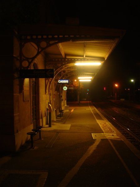 Gare Cassis at night