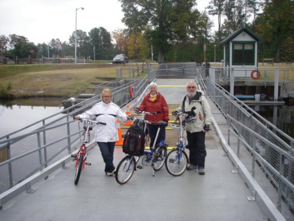 Les cyclistes sur le pont piétonnier du Welcome Center