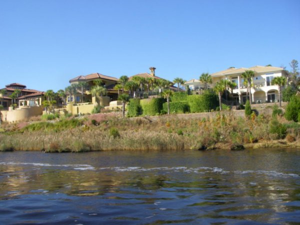 Quelques maisons le long du canal de Myrtle Beach