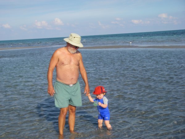 Un Grand-père c’est utile pour ne pas tomber dans l’eau