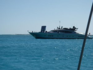 À Staniel Cay, on voit beaucoup de gros bateau      
