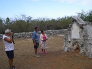 Un tombeau de 1870 dans un petit coin retranché     ces bahamiens sont surprenants