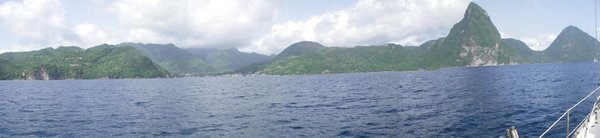 Panoramique de la baie de la Soufrière et des deux pitons, Ste-Lucie