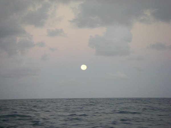 Le coucher de la pleine lune juste avant la Martinique 