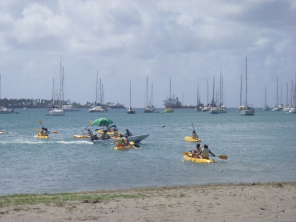 Au Marin, les jeunes du collège et du lycée font du kayak sous l’oeil du responsable,        