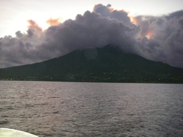 Le beau volcan de Nevis au matin     