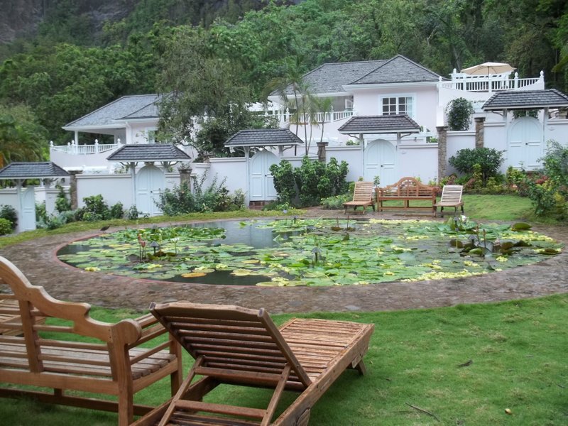 Le jardin aquatique devant les villas…