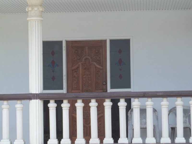 Dans les îles, peu importe la grosseur de la maison, la porte principale est en bois         