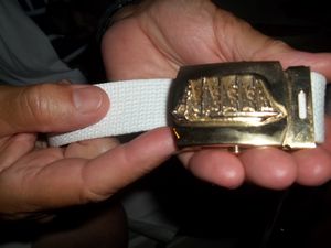 Un souvenir que porte Jean-Claude : une ceinture du Club Med II sur lequel leur fille a travaille