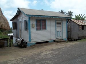 Vu dans le village des indiens Caribs         la moto moderne cotoie la residence typique 