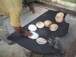 On arrete sur le bord de la route pour gouter ces galettes de manioc et noix de coco faites par des mains expertes      