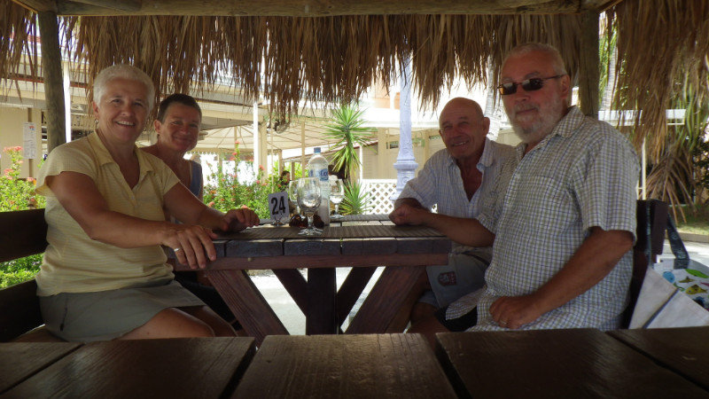 Dernier dîner avec nos amis de Cappuccino au restaurant de plage de l’hôtel Flamboyant          