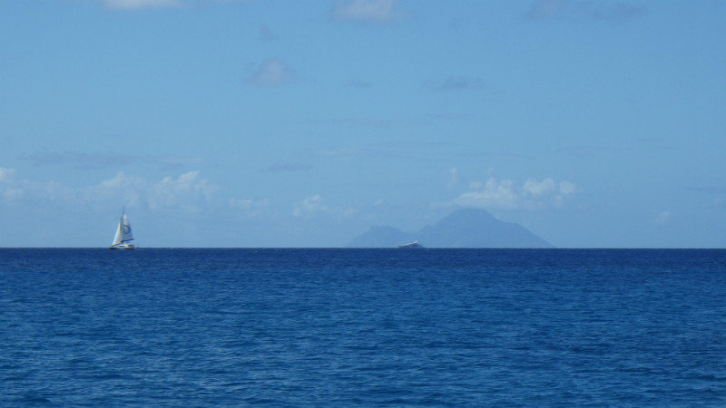 Au départ de St-Barth, on voit très bien le profil de la reine des eaux du nord : l’île de Saba!!!