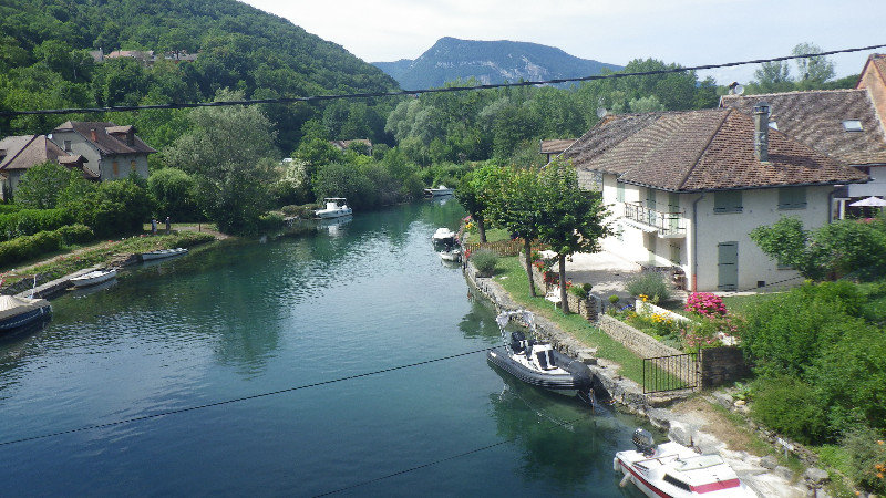 Arrivé au nord du lac, le canal de Sévière qui le relie au Rhône.