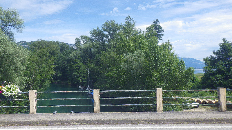 On voit le lac èa droite au fond et le canal sous le pont.
