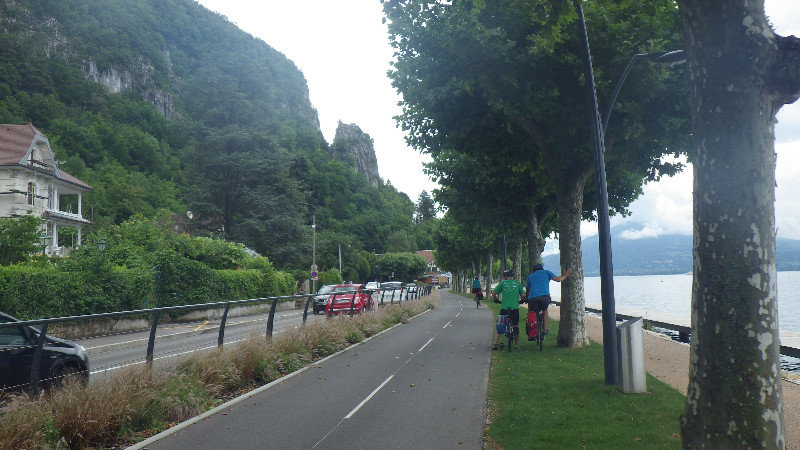 Une piste cyclable longe le lac dans la ville.