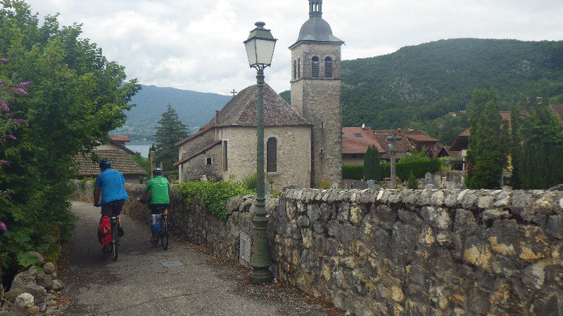 le village de Telloires avec son abbaye.