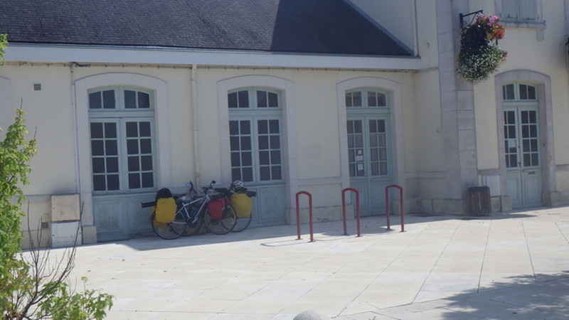 Les vélos attendent sagement l’arrivée du train en gare de Cognac.        