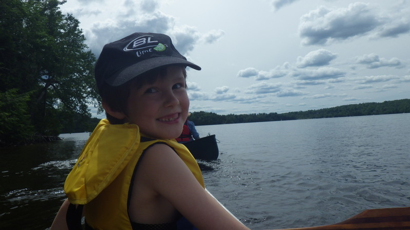 Pratique de canot pour Luca, mais sur un lac.