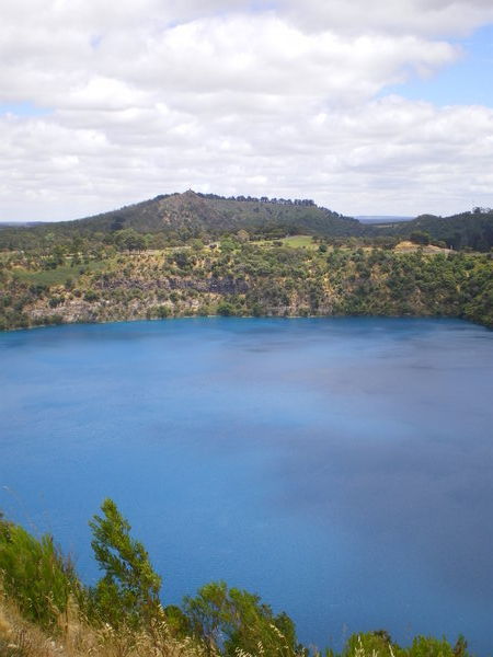 Full blueness of the lake