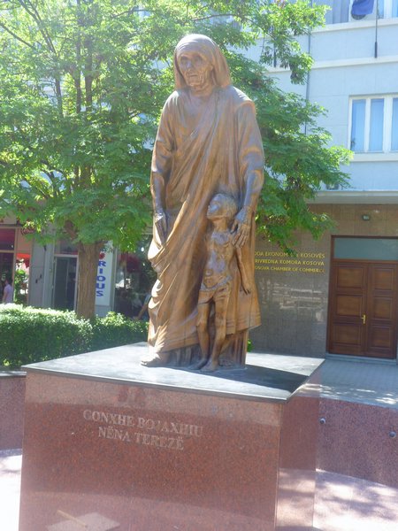 48 - Mother Teresa statue, she's claimed by most of the region