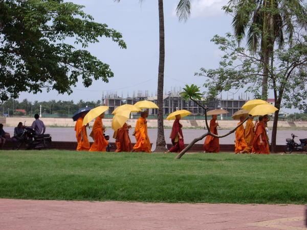 Monks do Parasols, Phnom Penh