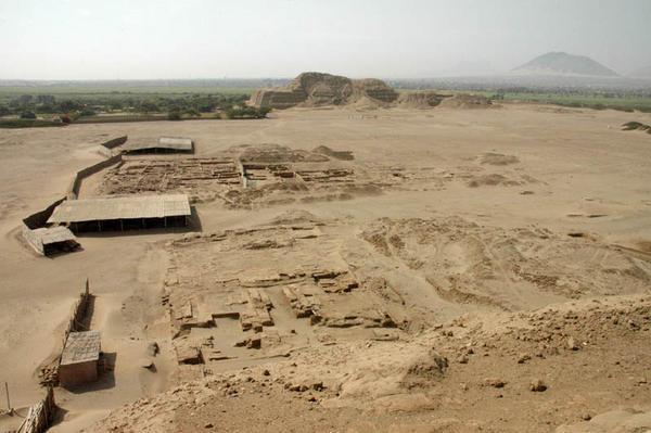 The site of the town beside the Huaca del Luna