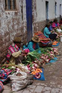 Onion sellers at Pisaq