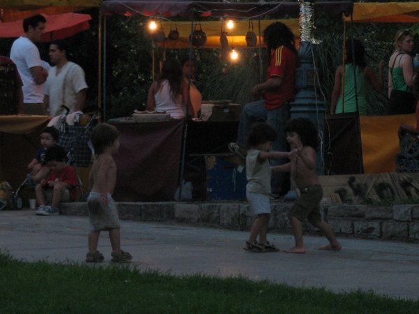 Children playing on a hot night in Plaza Independencia