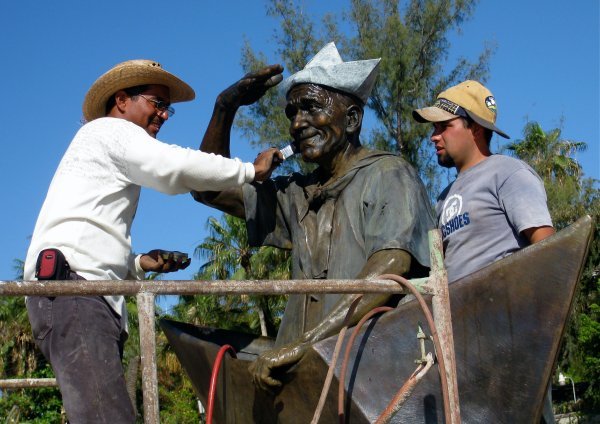 Sprucing up a La Paz Sculpture
