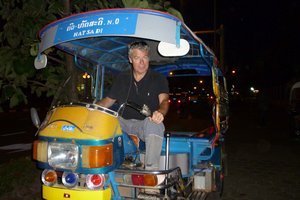 I think this is the one... Si, the tuk tuk driver