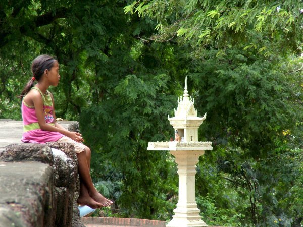 Begging child at Wat Phnom