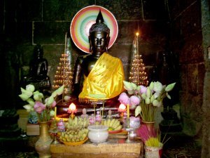 Altar inside the Wat Ounalom