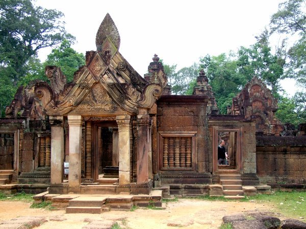 Entrance to the core of Banteay Srey