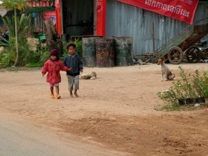 Kids along the road to Banteay Srey