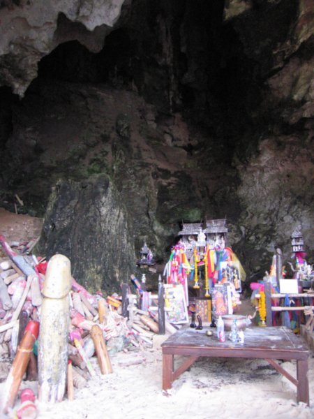 Tham Phra Nang - Princess cave