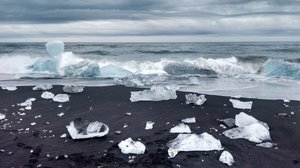 Broken icebergs