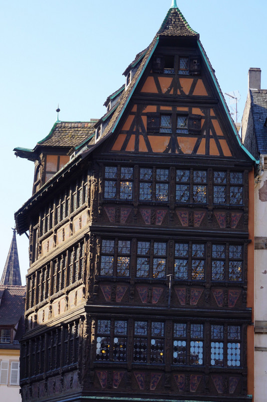 Kammerzell House (from the name of the grocer who owned it in the 19th century), was first built in 1467 and then remodelled by a new owner, cheese merchant Martin Braun, above the stone ground floor in 1589. 