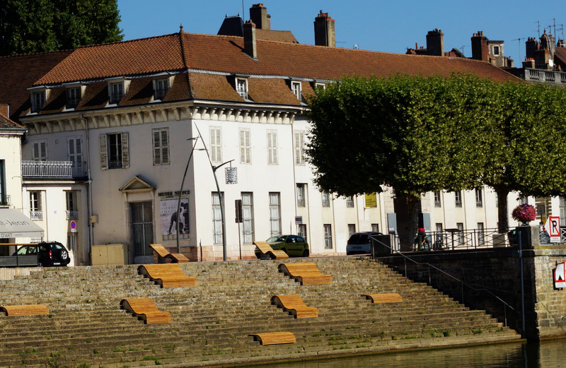 In case you want to sunbake on the steps - Chalon-sur-Saône