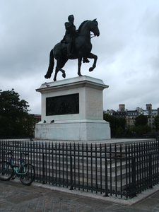 King Henri Statue