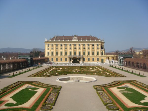 side view of SchÃ¶nbrunn Palace 