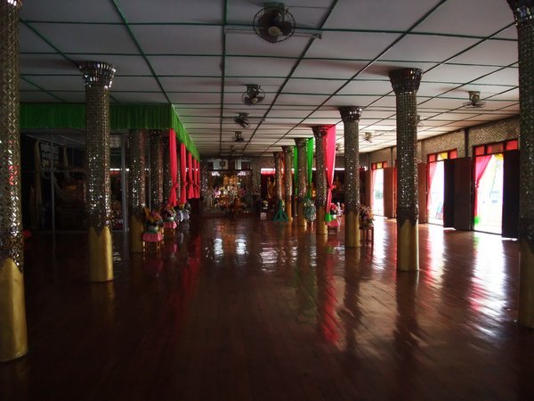 The lower level of Wat Wattanarum