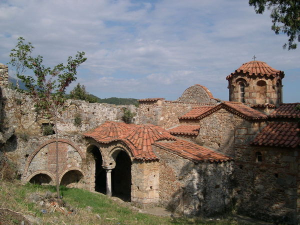how many churches are there in Mystras?