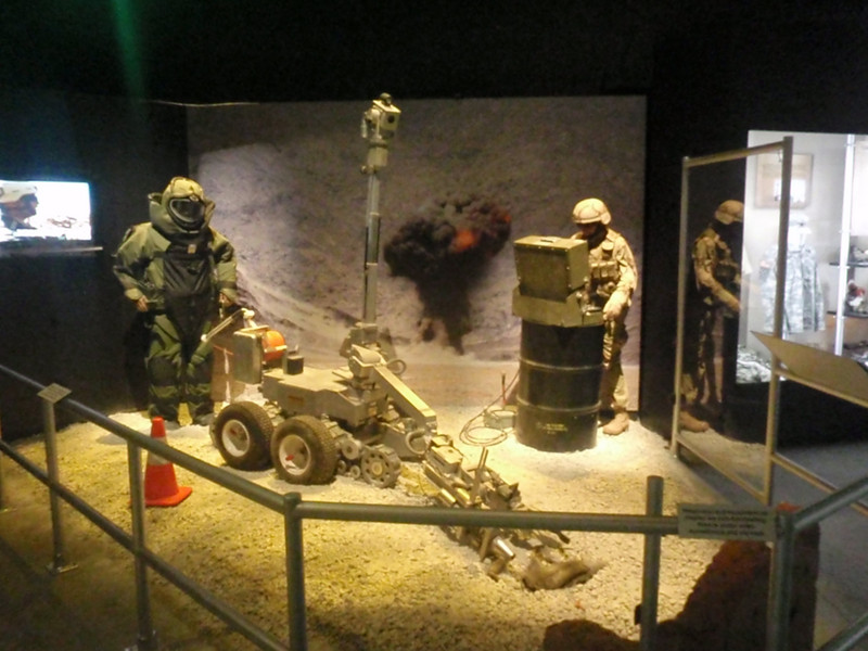 Bomb disposal robot