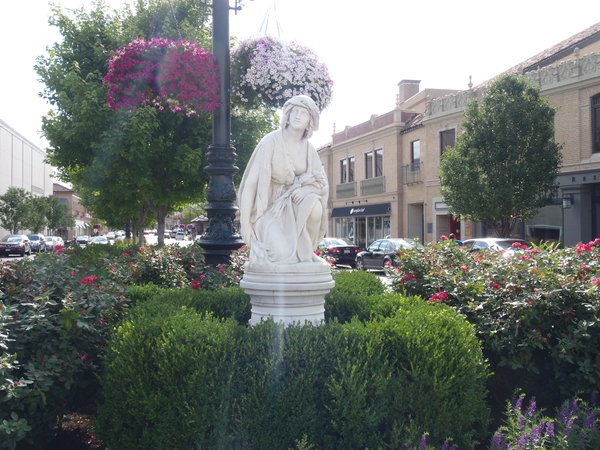 Ruth statue in Country Club Plaza