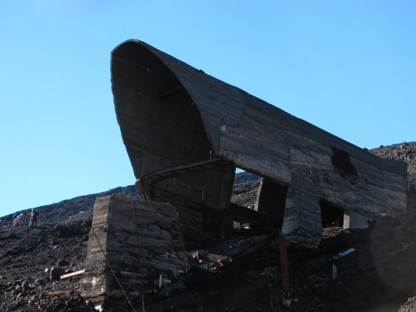 Ski elevator station that was destroyed by glacier pieces that were melted by lava 