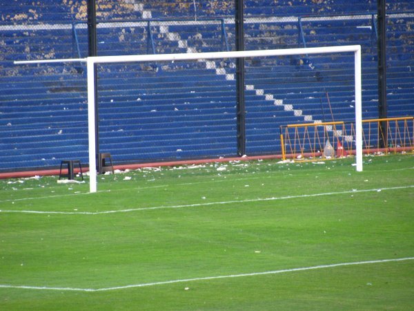 La Bombonera - the fans sector is right behind the goal in order to get on touch with the game